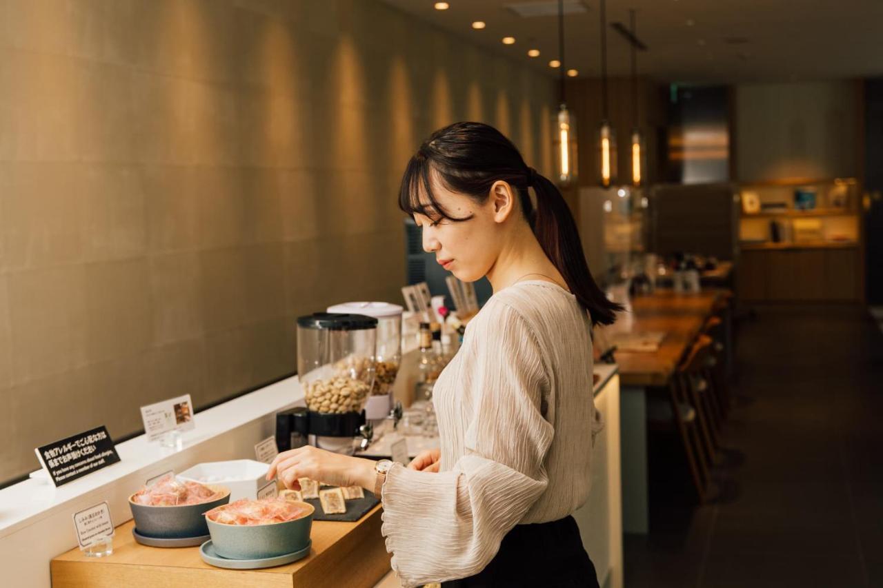 Kanazawa Tokyu Hotel Luaran gambar A woman working in a restaurant