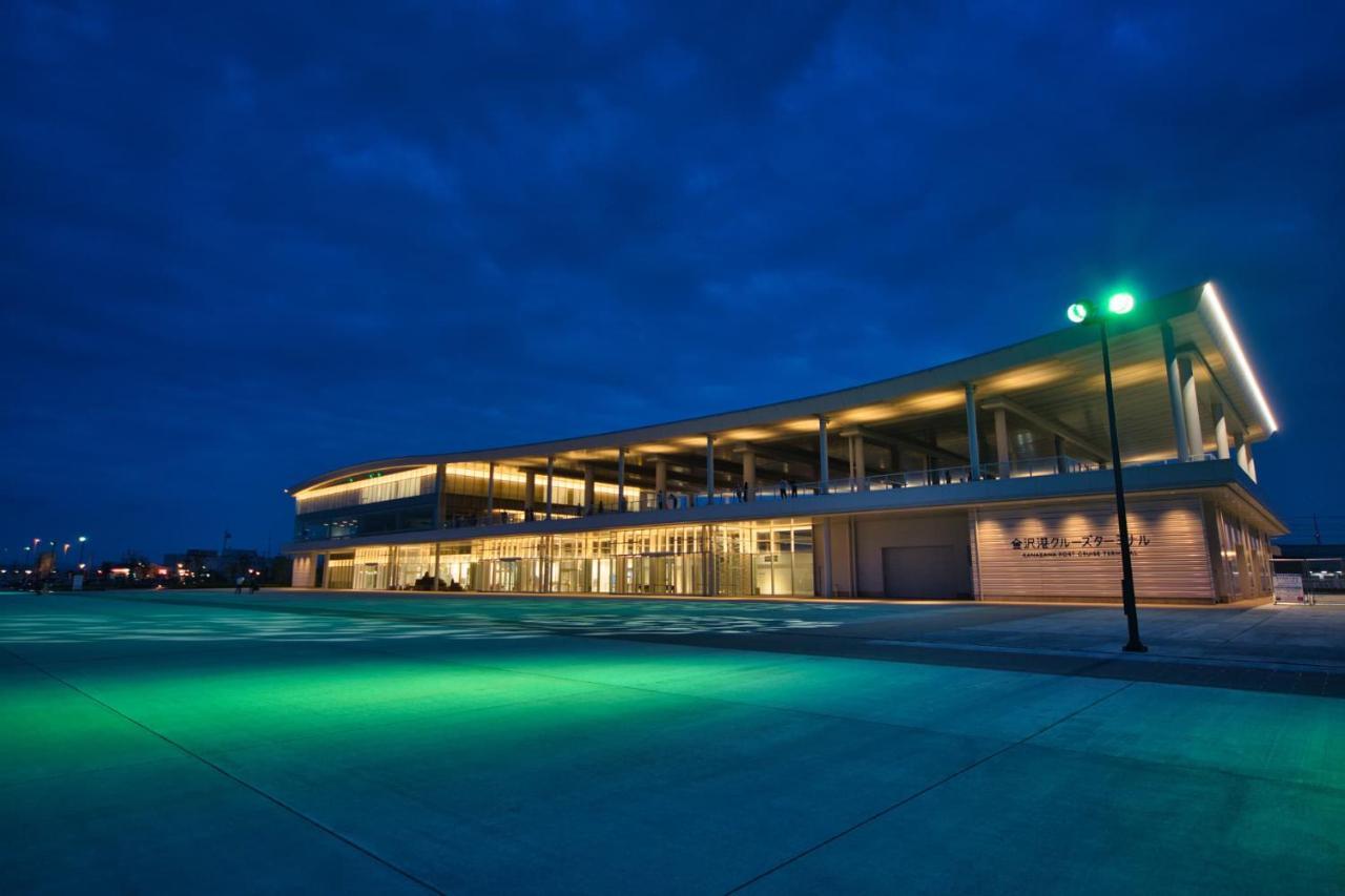 Kanazawa Tokyu Hotel Luaran gambar The terminal at night