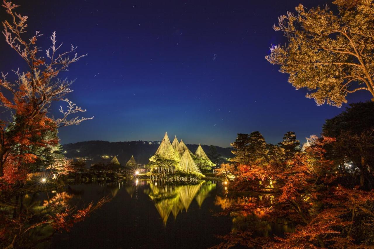 Kanazawa Tokyu Hotel Luaran gambar The pyramids of the museum at night