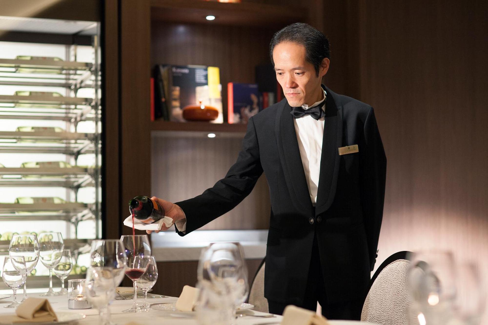 Kanazawa Tokyu Hotel Luaran gambar A butler at the Mandarin Oriental, Tokyo