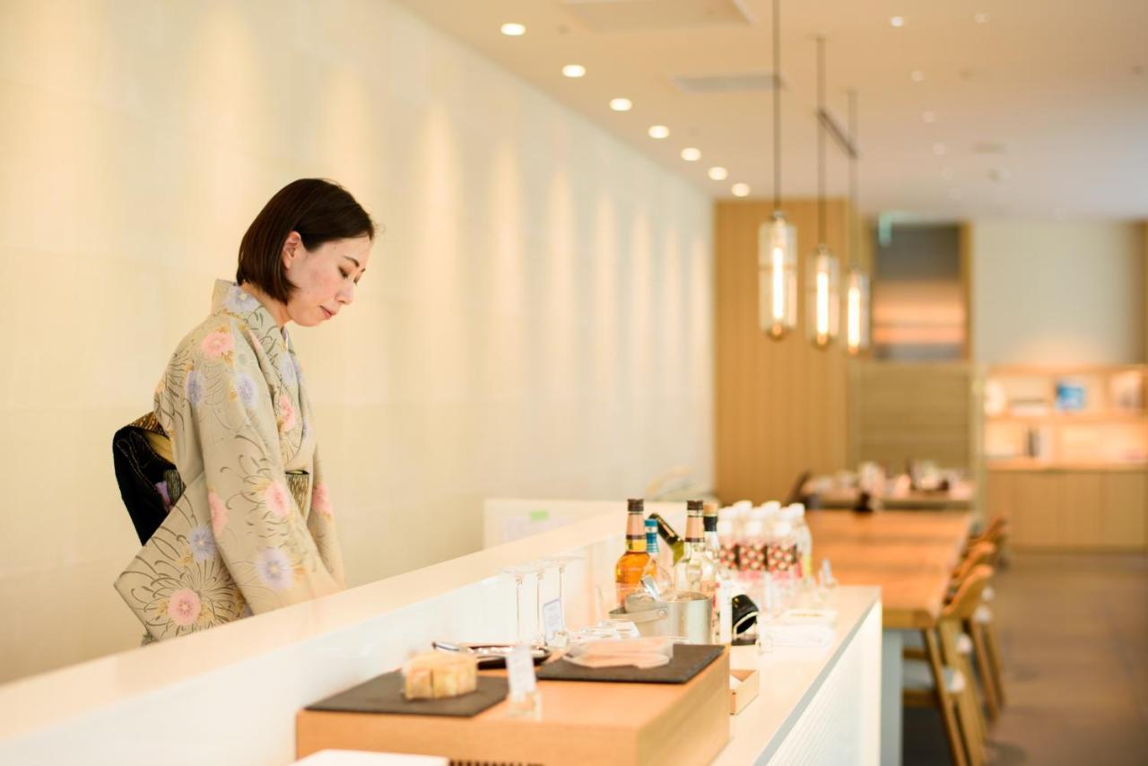Kanazawa Tokyu Hotel Luaran gambar A flight attendant at the airport