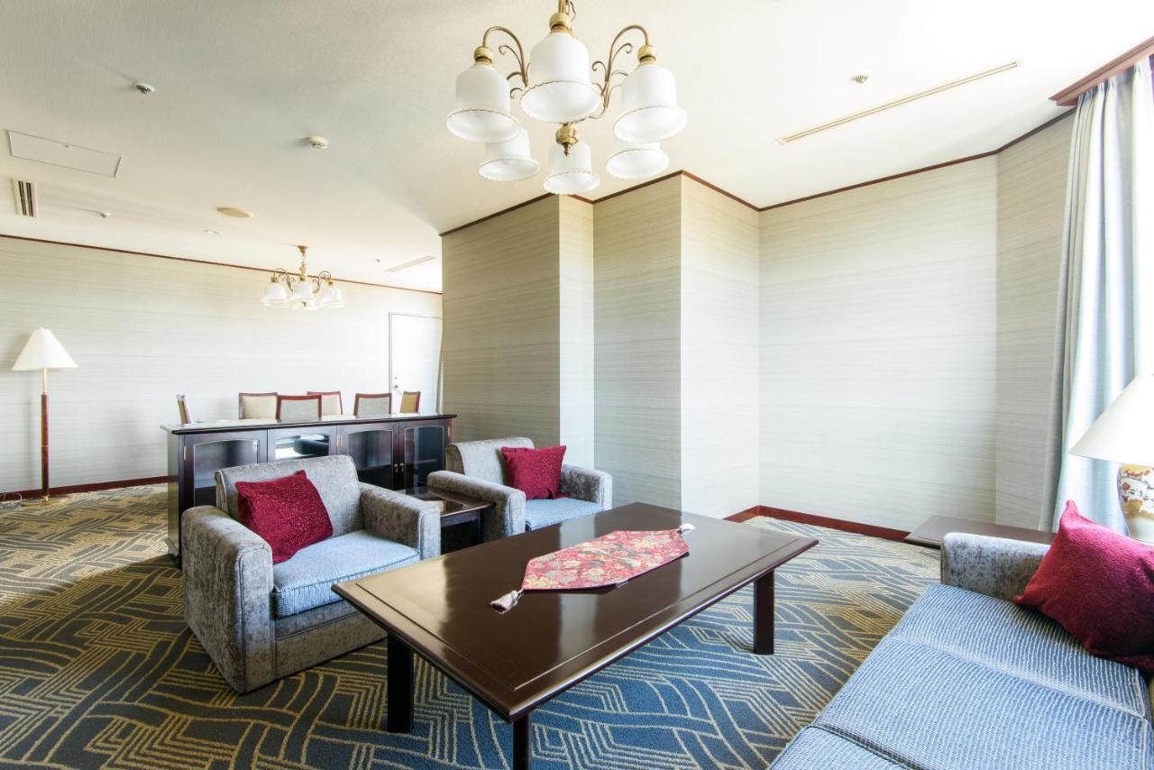 Kanazawa Tokyu Hotel Luaran gambar A living room in a Japanese house